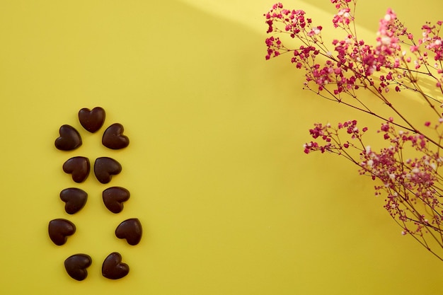 Numer 8 osiem z cukierków czekoladowych Dzień kobiet prezent i koncepcja powitania Wiosną świąteczne tło z cieniami czekoladowe serca i kwiaty gipsówki Skopiuj miejsce