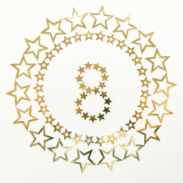 Numer 8 Retro plakat z złotą liczbą i gwiazdkami na białym tle Pozdrowienia dla koncepcji świętowania