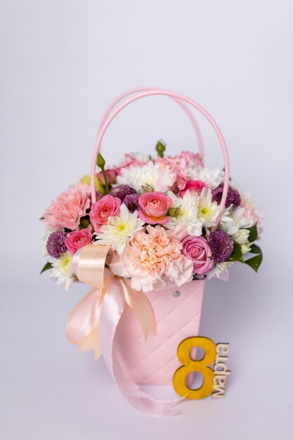 Numer 8 z świeżymi wiosennymi kwiatami Minimalny Dzień Kobiet 8 marca lub koncepcja urodzin
