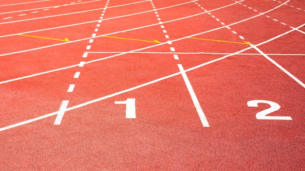 numer jeden na czerwonym bieżni na stadionie lekkoatletycznym