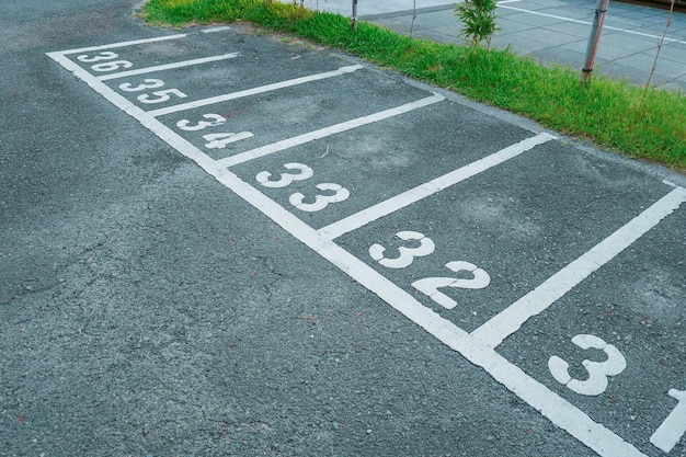 Zdjęcie numer parkingowy motocykla na drodzewidok z góry