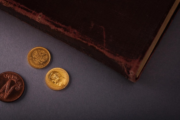 Numizmatyka Stare monety kolekcjonerskie na stole Widok z góry Skopiuj miejsce na tekst