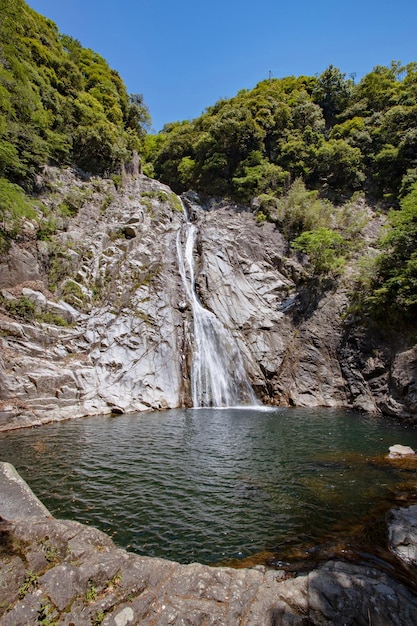 Nunobiki Falls to zestaw wodospadów w pobliżu centrum Kobe w Japonii