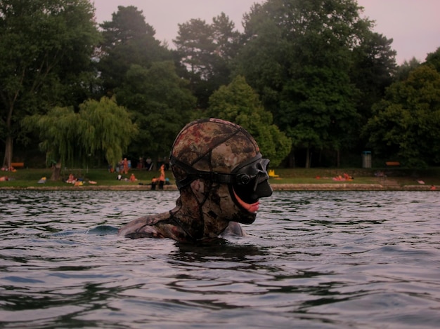 Zdjęcie nurkowanie swobodne lub nurkowanie na bezdechu z maską na powierzchni jeziora