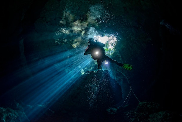 Zdjęcie nurkowanie w jaskiniach cenotes w meksyku