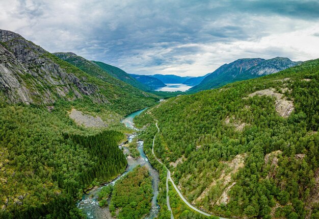 Nyastolfossen zajmuje drugie miejsce w kaskadzie czterech wodospadów w dolinie Husedalen Kinsarvik Norwegia