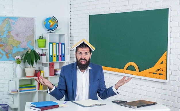 O mój boże wykładowca college'u na lekcji z powrotem do szkoły dzień wiedzy o edukacji formalnej dojrzały brodaty nauczyciel na lekcji brutalny mężczyzna pracuje w klasie z tablicą przygotowuje się do egzaminu