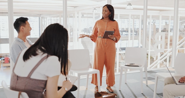 O nas azjatycka czarna kobieta biznes spotkanie biznesowe ludzie biznesu krąg coaching współpraca uczelnia firma komunikacyjna korporacyjny marketing cyfrowy różnorodność edukacja zatrudnić