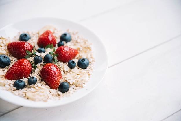 Oatmeal z różnymi jagodami w pucharze