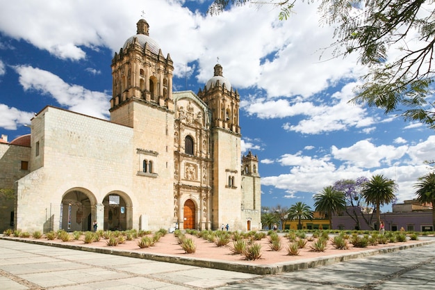 Zdjęcie oaxaca meksyk 29 października 2017 fasada kościoła kolonialnego santo domingo w oaxaca w meksyku