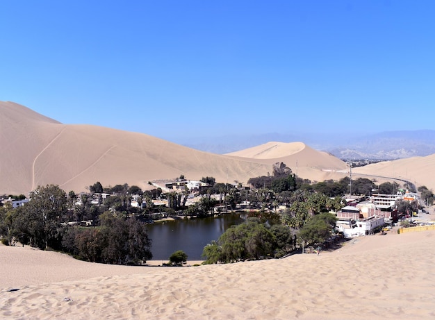 Zdjęcie oaza huacachina na pustyni ica w peru