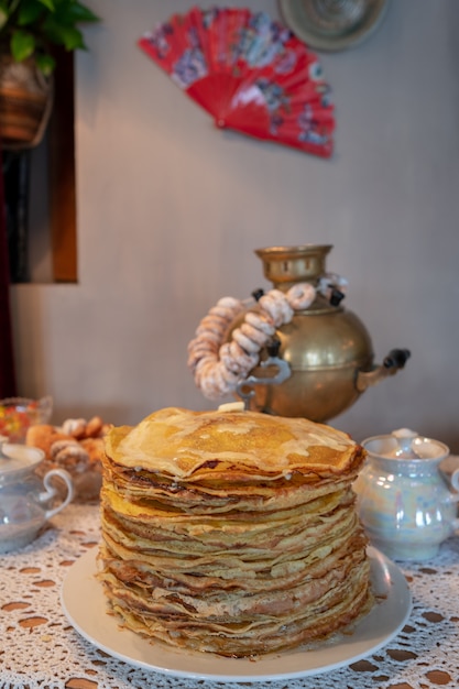 Zdjęcie obchody maslenitsa z naleśnikami i herbatą z samowara