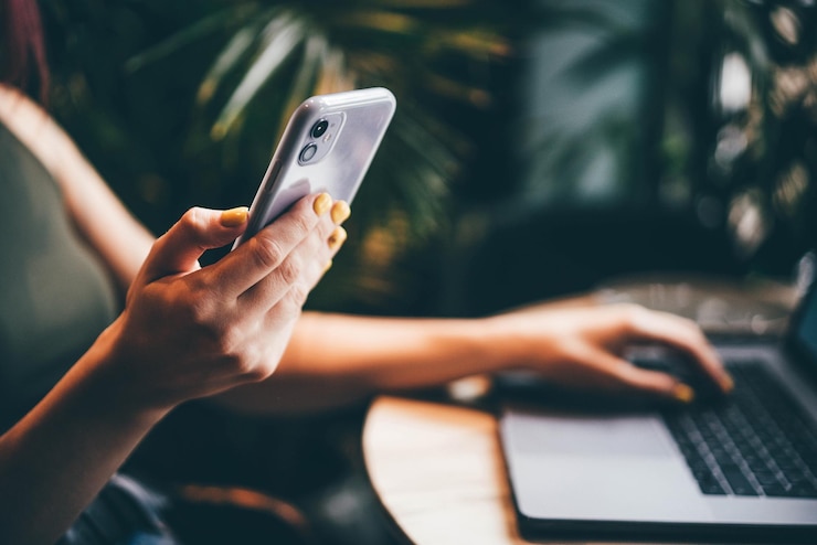 Zdjęcie obcięte ręce za pomocą telefonu komórkowego