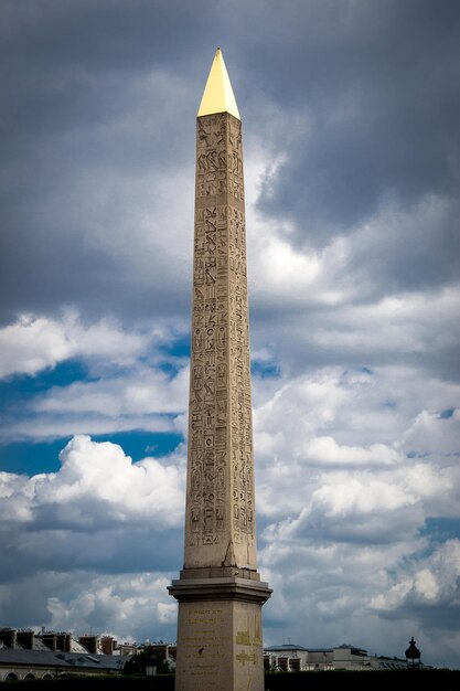 Zdjęcie obelisk pod niskim kątem widoku na chmurnym niebie