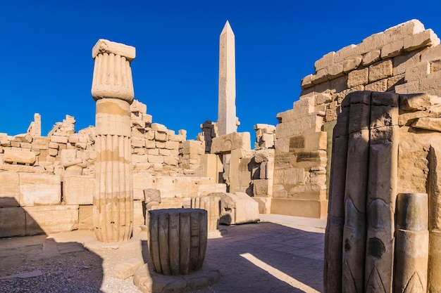 Obelisk w słynnej świątyni Karnak w Luksorze w Egipcie
