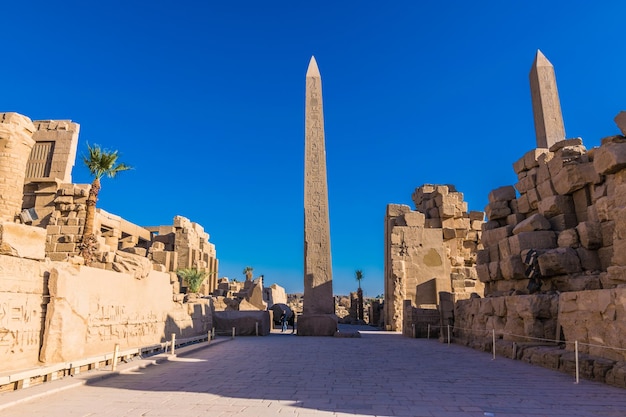 Obelisk z hieroglifami w słynnej świątyni Karnak w Luksorze w Egipcie