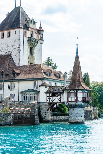 Oberhofen kasztel z Thun Jeziornym tłem w Szwajcaria