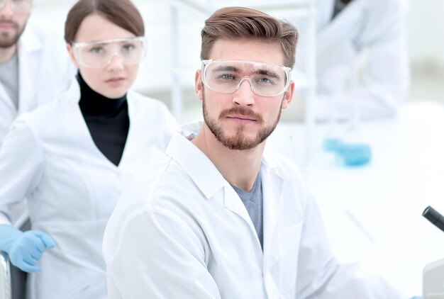 Obiecujący młodzi naukowcy w laboratorium