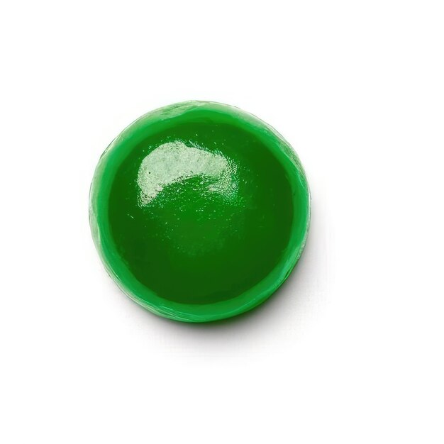 Obiekt z zielonego szkła z zieloną górą stoi na białej powierzchni.