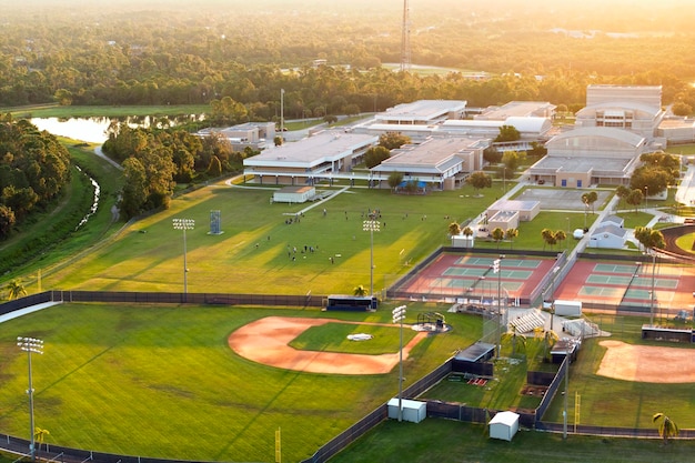 Obiekty sportowe publicznych szkół średnich na Florydzie Stadiony piłki nożnej amerykańskiej korty tenisowe i infrastruktura sportowa baseball diamond