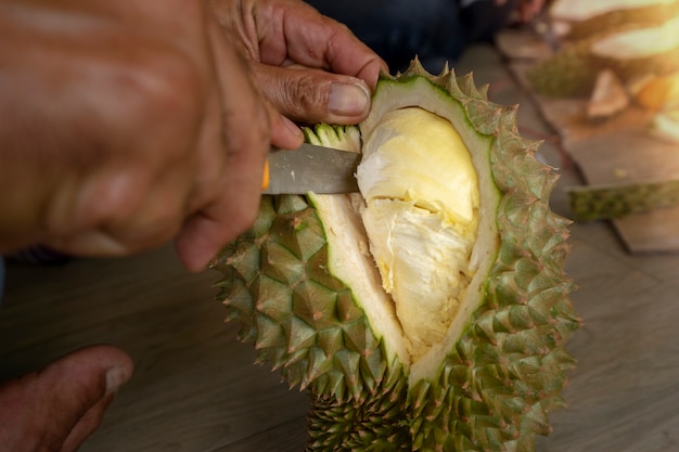 Zdjęcie obierz owoce duriana