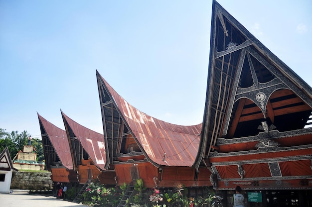 Objek Wisata Budaya Batu Kursi Raja Siallagan lub Museum Huta Bolon Simanindo na indonezyjską wizytę podróżniczą w Ambarita of Tomok na Samosir na Sumatera Utara 31 marca 2016 r. w Północnej Sumatrze w Indonezji