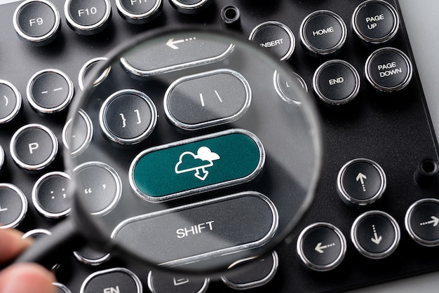 Zdjęcie obłoczna technologii ikona dla zakupy online globalnego biznesu pojęcia na retro klawiaturze