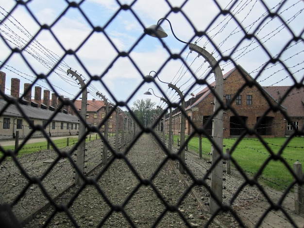 Zdjęcie obóz koncentracyjny auschwitz w polsce strzelając przez ogrodzenie