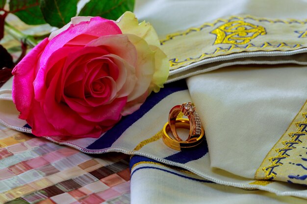 Zdjęcie obrączki różane żydowskie kwiaty róża ślubna