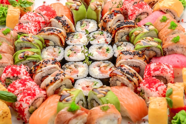 Obramowanie różnych sushi i bułek