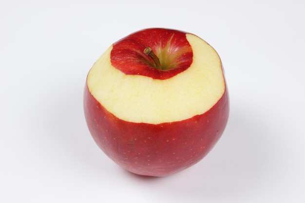 Obrane całe czerwone jabłko ze skórą na białym tle Słodkie jabłko przed jedzeniem Zbliżenie wegetariańska koncepcja żywności