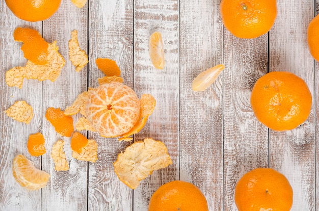 Zdjęcie obrani tangerines na drewnianym tle