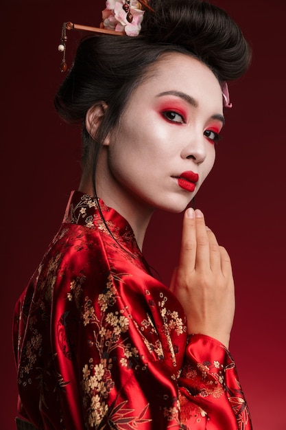 Obraz atrakcyjnej azjatyckiej gejszy w tradycyjnym japońskim kimonie