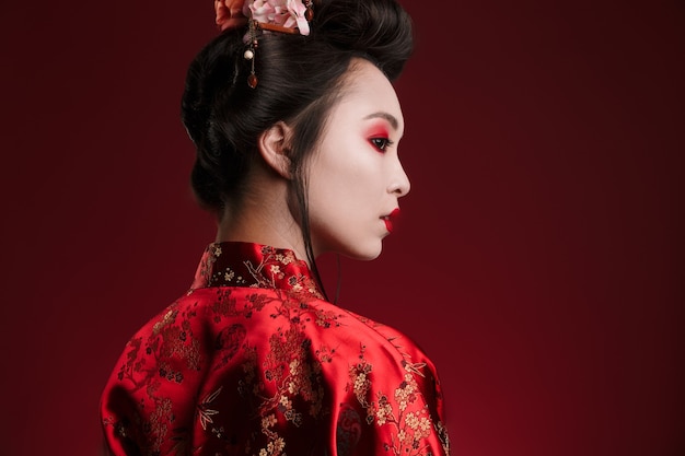 Obraz atrakcyjnej azjatyckiej gejszy w tradycyjnym japońskim kimono
