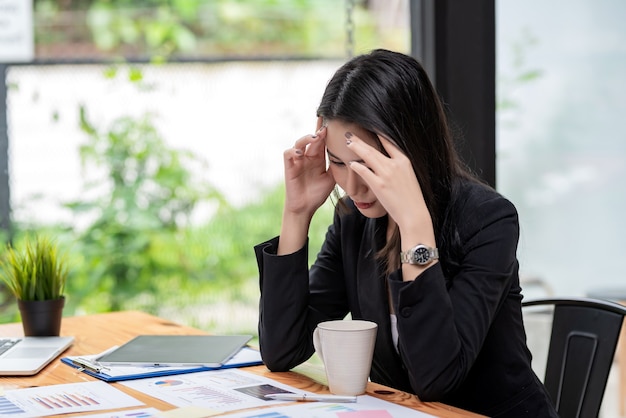Obraz Azjatycka Bizneswoman Trzymająca Głowę Na Stres I Zmęczenie Pracująca Na Wykresie Księgowania Dokumentów W Biurze