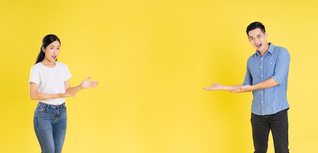 Obraz azjatyckiej pary pozującej na żółtym tle