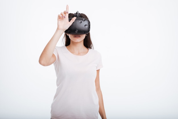 Obraz inteligentnej damy noszącej urządzenie wirtualnej rzeczywistości.