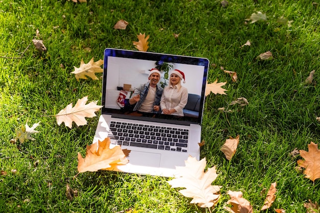 Obraz Jesiennego Parku I Wideorozmowy Na Laptopie