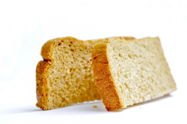 obraz kawałków chleba na białym tle