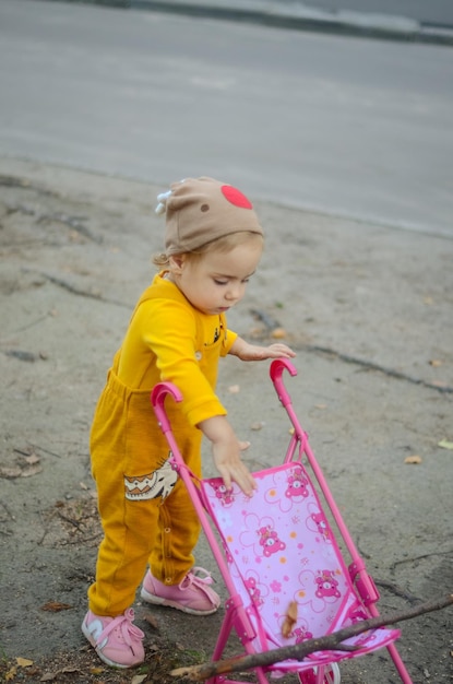 Obraz Małej Dziewczynki Bawiącej Się Wózkiem