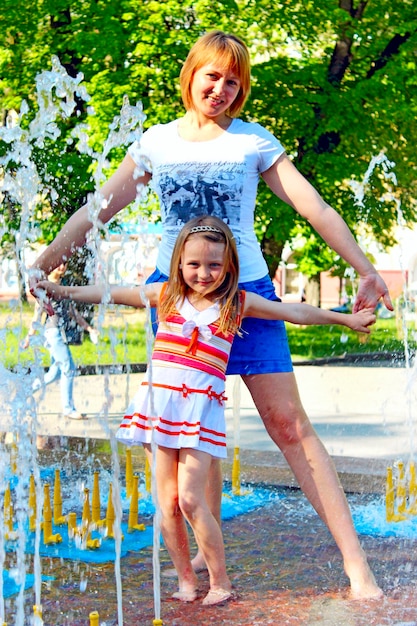 Obraz matki i córki tańczących w fontanach