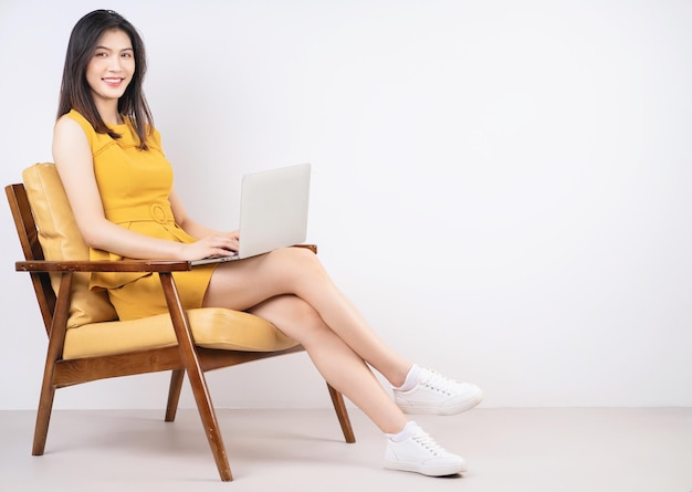 Obraz młodej azjatyckiej kobiety siedzącej na krześle