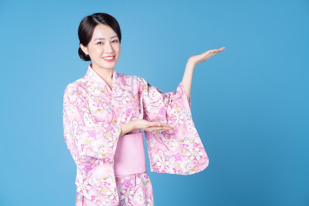 Obraz młodej Japonki noszącej kimono