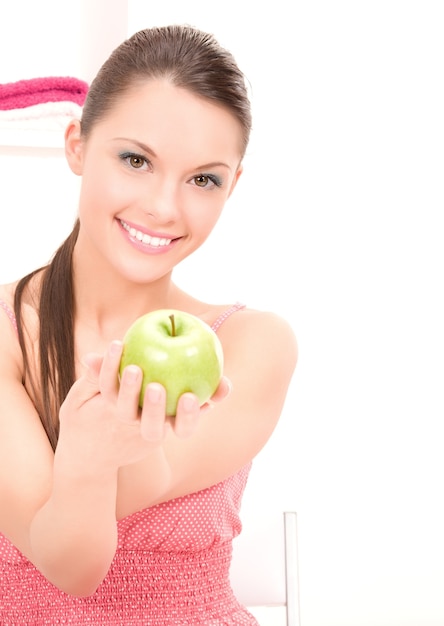 obraz młodej pięknej kobiety z zielonym jabłkiem