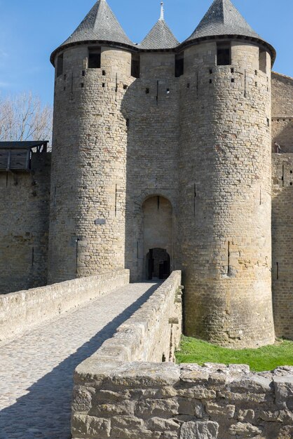 Obraz muru i wież w ufortyfikowanym mieście Carcassonne we Francji