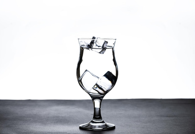 Obraz nalewania wody pitnej do szklanki