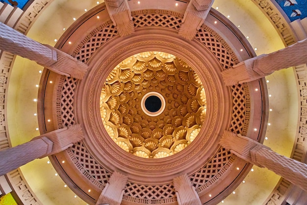 Zdjęcie obraz patrzenia na sufit ze złotymi muszlami i otoczony dużymi filarami