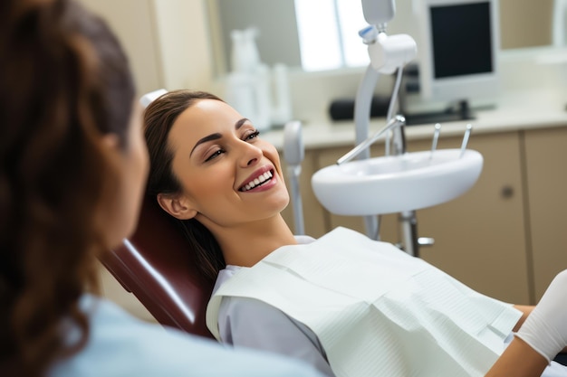 Obraz pięknej kobiety siedzącej na krześle dentystycznym, podczas gdy profesjonalny lekarz naprawia jej zęby ar 32 v 52 Job ID e062374cf09e4ba0b7b4679724957cb8
