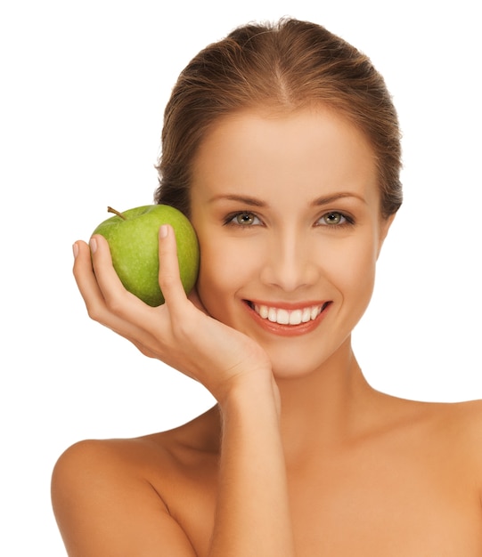 obraz pięknej kobiety z zielonym jabłkiem.