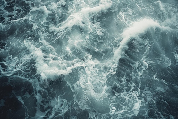 Obraz przedstawia duży zbiornik wody z falami uderzającymi w brzeg woda ma głęboki niebieski kolor, a fale są białe i nierówne